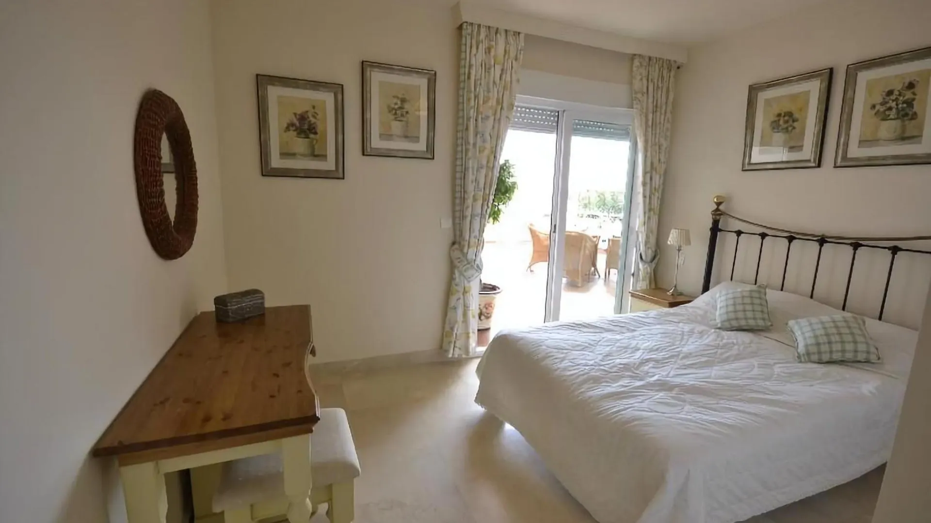 Seaside Vista Terrace: Panoramic Costa del Sol Retreat Apartment Estepona