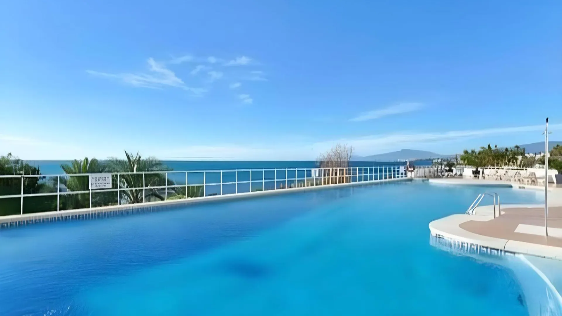 Seaside Vista Terrace: Panoramic Costa del Sol Retreat Apartment Estepona